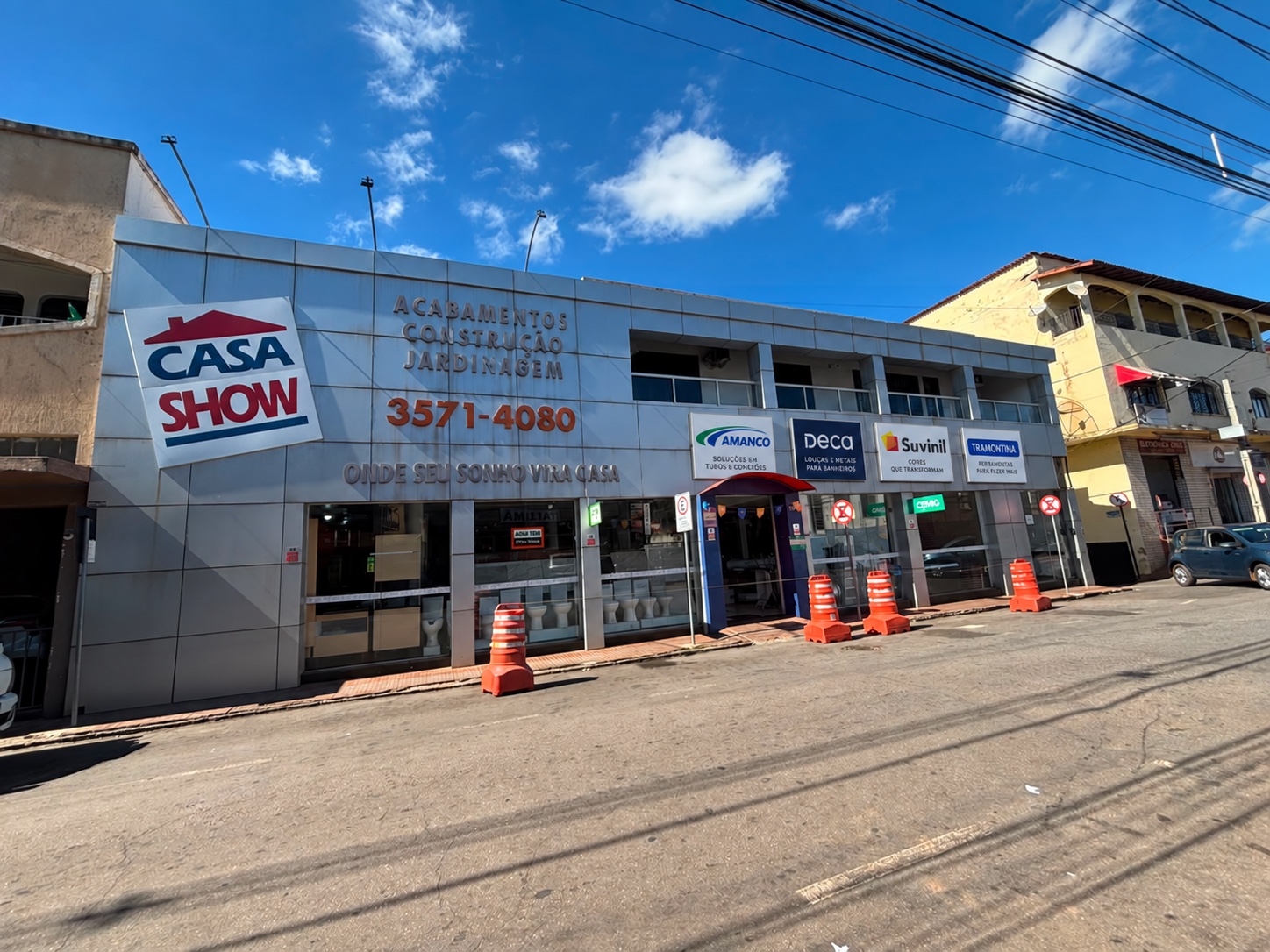 Fachada completa da Casa Show Acabamentos em Brumadinho
